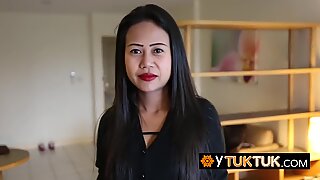 Aziatische babe wordt verwelkomd in het hotel met een grote pik in haar kut