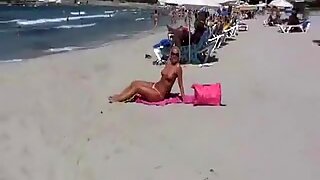 Tanning mother I'd like to fuck on beach is exhibicionisti