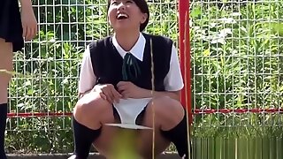Japanische Teenager urinieren