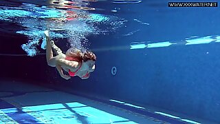 有名なメアリー・カリシはxxxwaterのために裸で泳いでいます