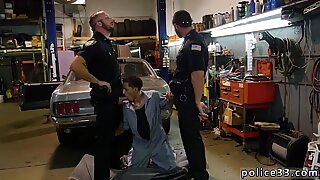 Vidéo de mecs homosexuels sexy ayant des slips xxx se font prendre par la police